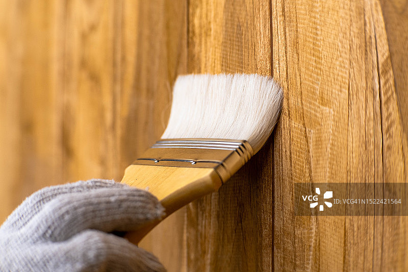 在泰国，女子在木桌上绘画图片素材