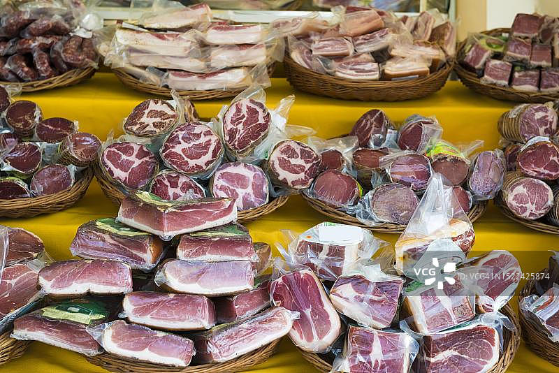 意大利坎诺比奥市场上的肉摊图片素材