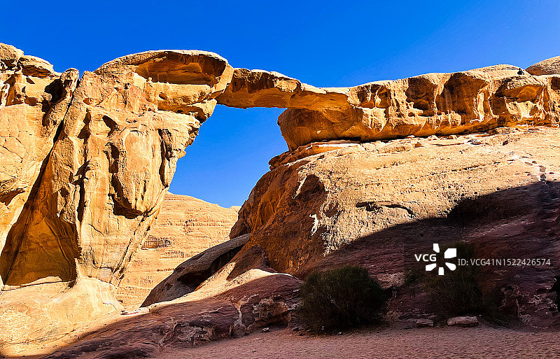 亚喀巴岩层仰视角度美景，约旦图片素材