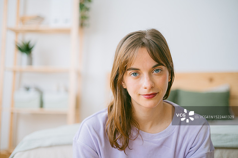 特写：年轻女子，蓝色眼睛看着镜头图片素材