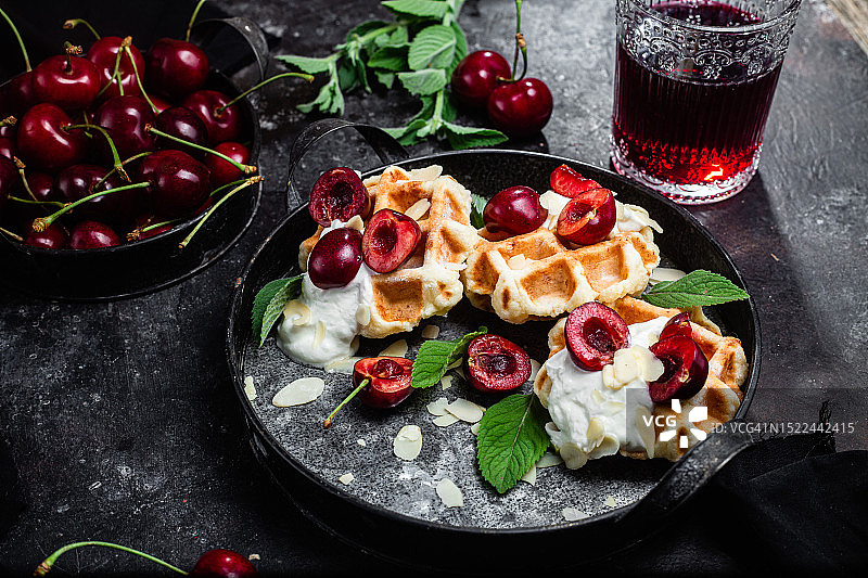 餐桌上食物的高角度视角图片素材
