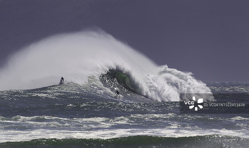 南非开普敦科梅蒂杰的大浪冲浪图片素材