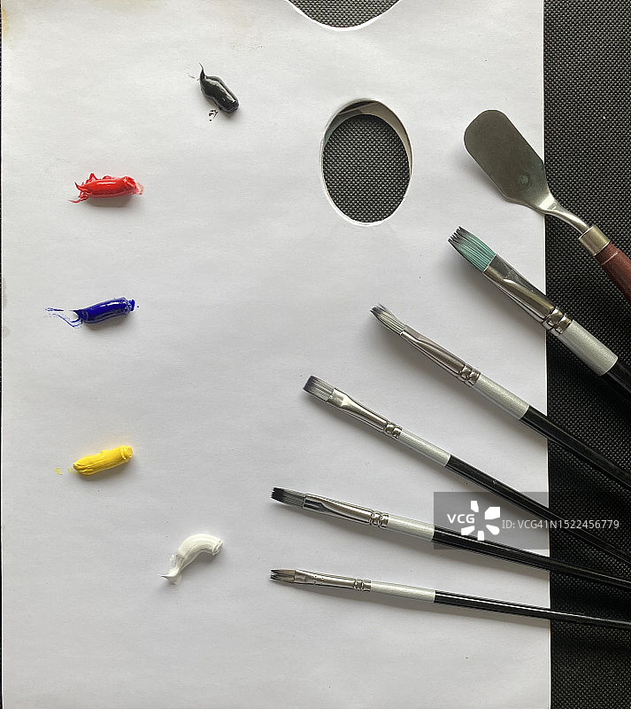 桌上各种物品的俯视视角图片素材