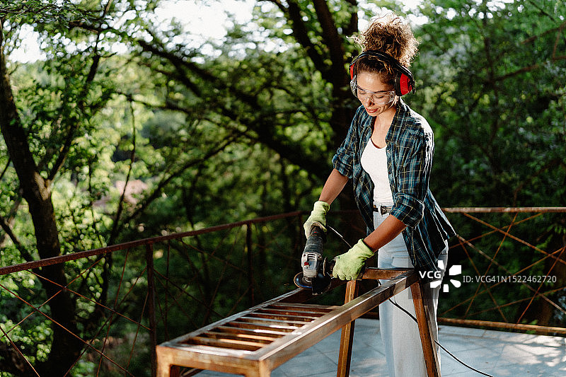 去除铁锈并进行喷漆图片素材
