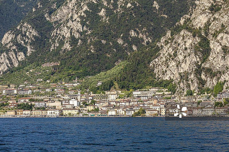 加尔达湖畔利莫内小镇村庄景色，意大利伦巴第图片素材