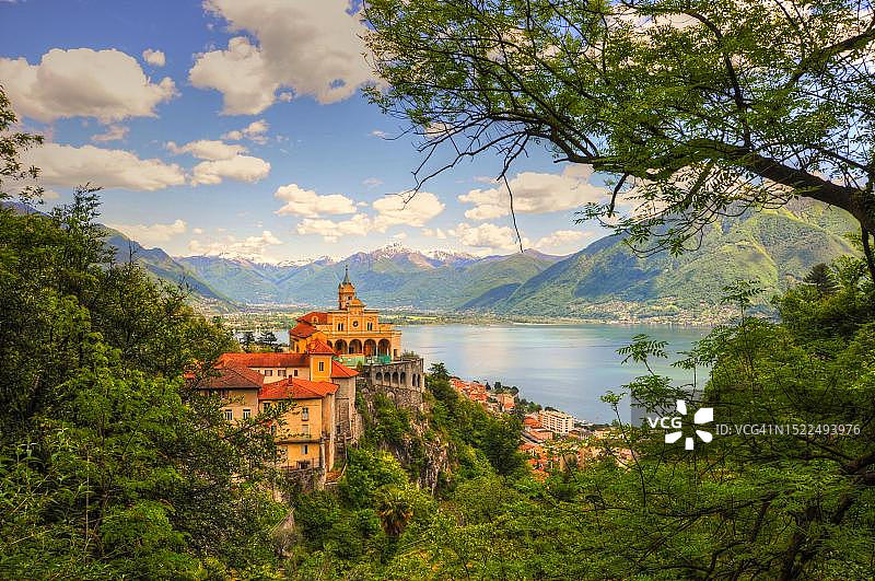 瑞士洛迦诺马焦雷湖畔山上的圣萨索圣母教堂图片素材