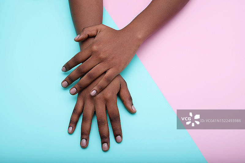 女子在彩色背景上的裁剪图，西班牙图片素材