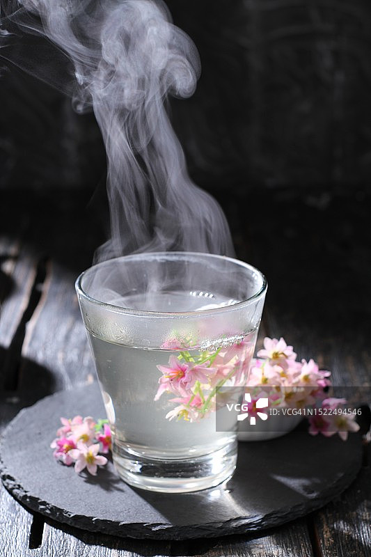 桌子上杯子里的饮料特写图片素材