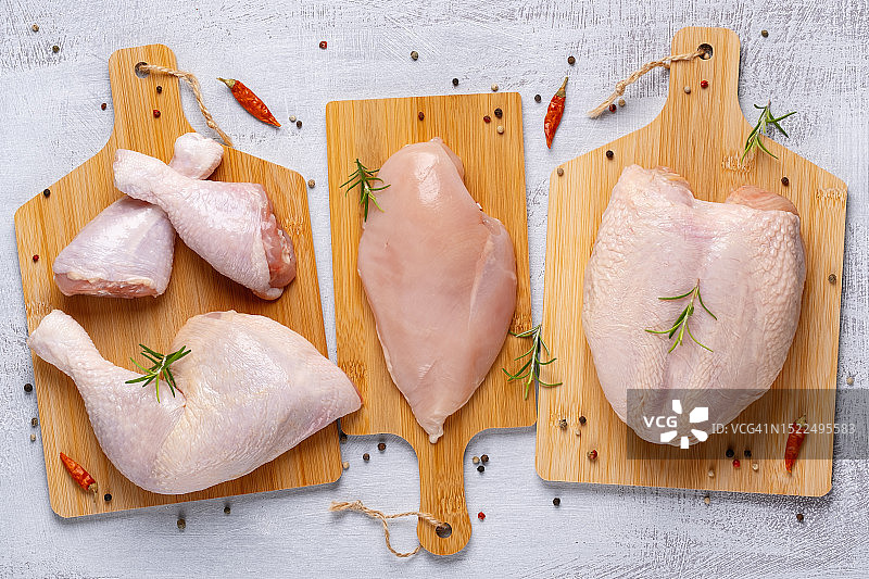 砧板上的生肉俯视图图片素材