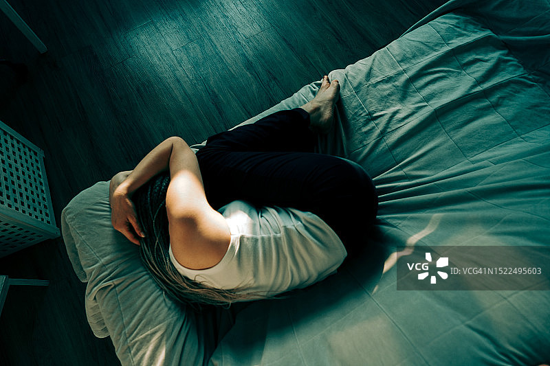 躺在沙发上的女人图片素材