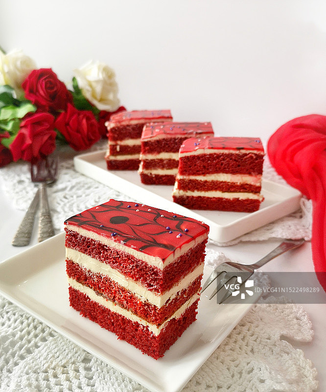 桌上的蛋糕切片特写图片素材