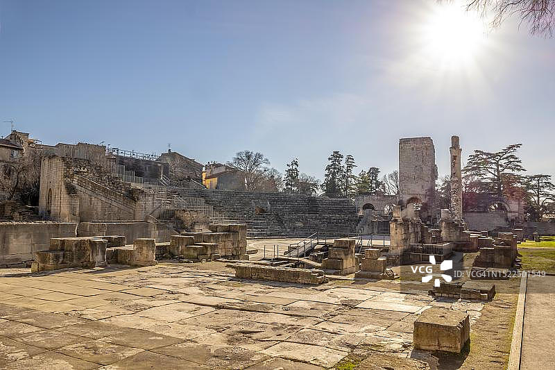 法国阿尔勒阳光下的罗马剧院图片素材