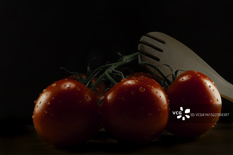 黑色背景下桌子上的番茄特写，波兰图片素材