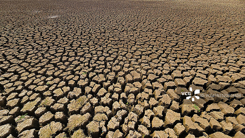 印度喀拉拉邦龟裂田地高角度视图图片素材