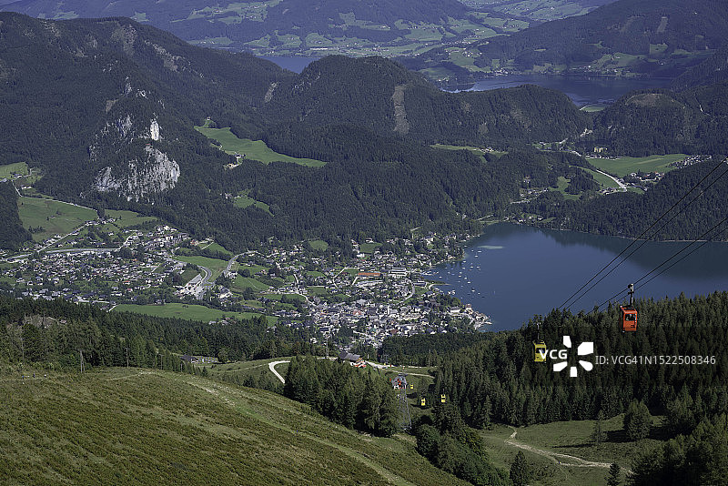 奥地利圣吉尔根的树木景观高角度视图图片素材