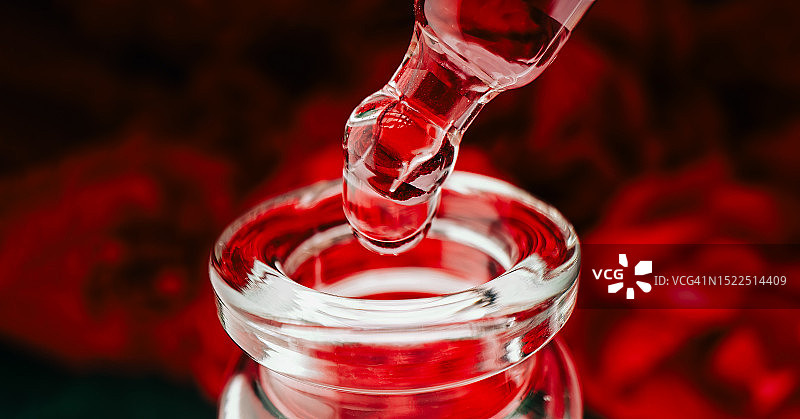 倒入玻璃杯饮品特写图片素材