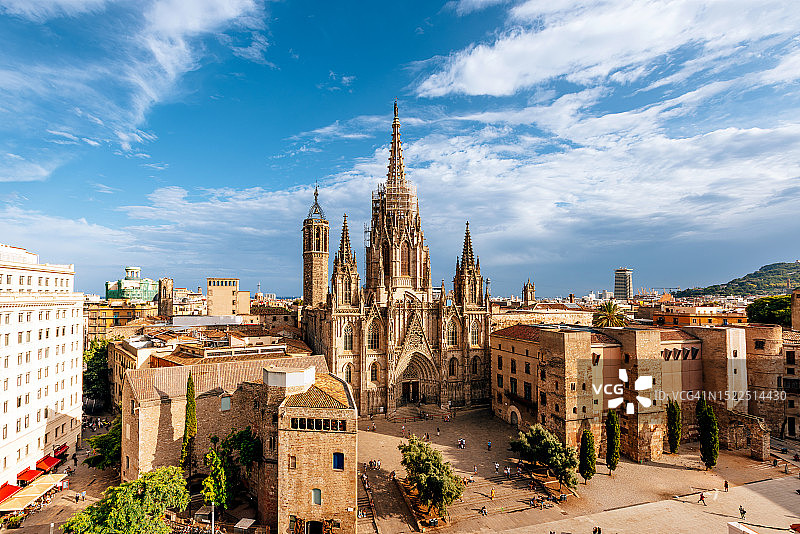 阳光明媚的西班牙巴塞罗那大教堂高角度景观图片素材