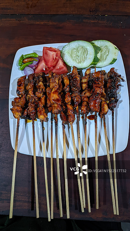 烤肉架上的肉特写图片素材