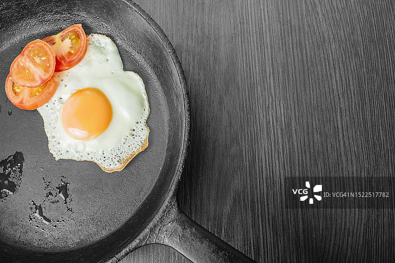 乌克兰：餐桌上的煎蛋俯视图图片素材