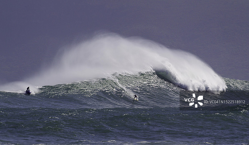 南非开普敦科梅蒂杰的大浪冲浪图片素材
