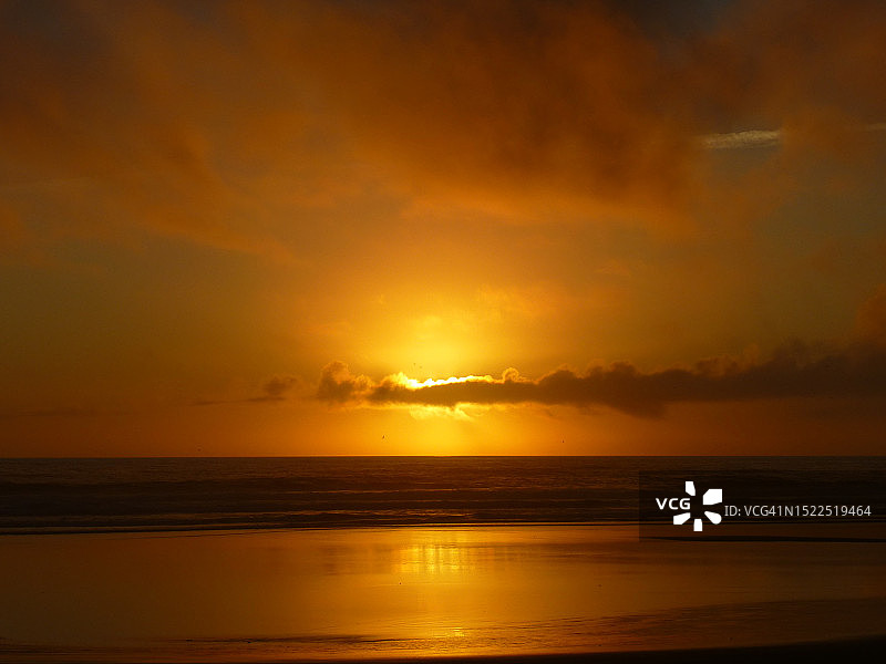 橙色的天空衬托着美丽的海景图片素材