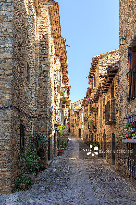 西班牙韦斯卡城市建筑间的空巷图片素材