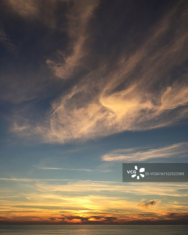 日落时塞浦路斯Chloraka的壮丽海景图片素材