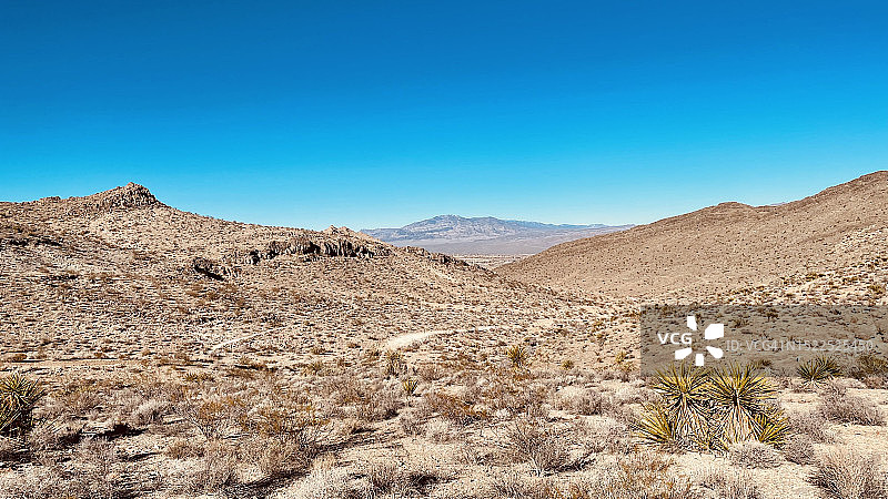 湛蓝的天空衬托着沙漠的美景图片素材