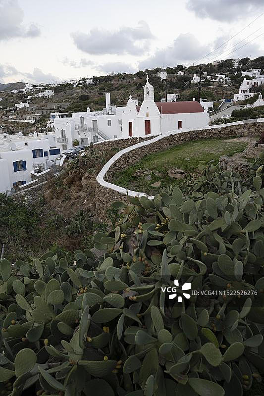 米科诺斯岛城镇的Agios Antonios和Agios Nikolaos双教堂，希腊基克拉泽斯图片素材