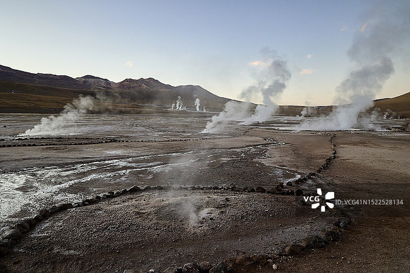 天空下的温泉景色图片素材