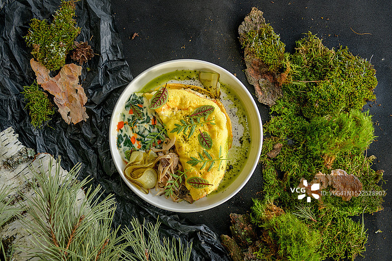 正上方是桌子上碗里食物的照片图片素材