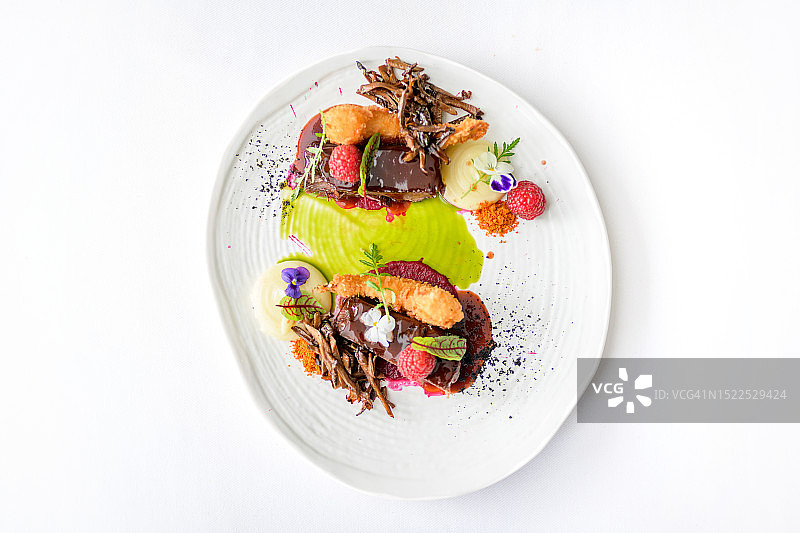 白色背景中盘里的食物俯视图图片素材