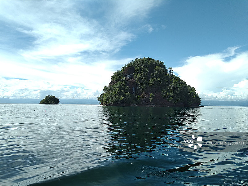 大海对着天空的美景图片素材