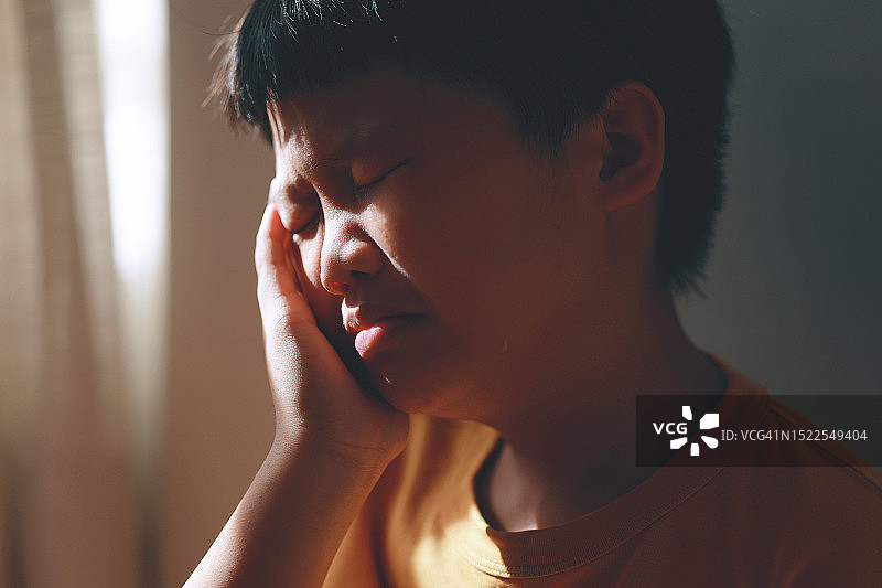 亚洲小男孩哭泣特写图片素材