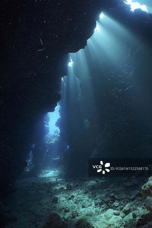 红海Shaab Claudia礁石潜水点的水下洞穴光线图片素材