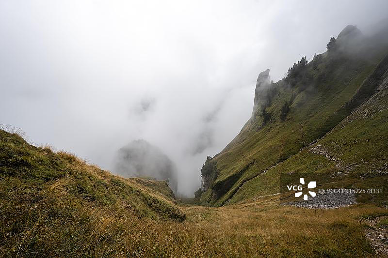 博加滕吕克：雾中的陡峭草坡，前往马韦斯，森蒂斯，外阿彭策尔，阿彭策尔阿尔卑斯山，瑞士图片素材
