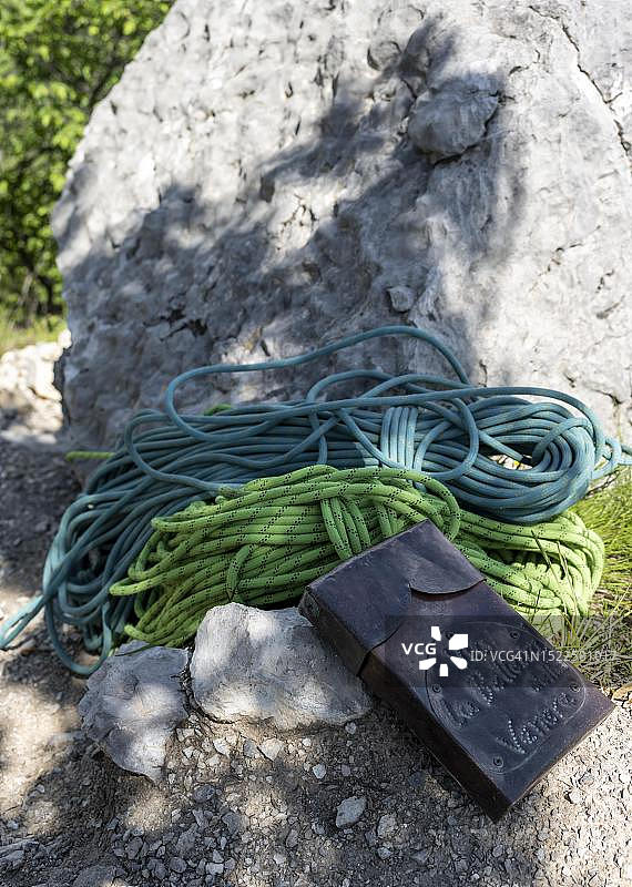 攀岩绳索和山间小屋书籍，萨尔卡山谷加尔达山区攀岩之旅，意大利特伦蒂诺-上阿迪杰地区图片素材