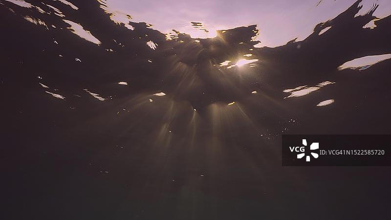 日落时分阳光在红海中形成的壮丽光 veil图片素材