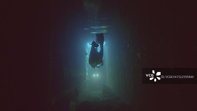 潜水员在埃及红海塞勒姆快速渡轮沉船中游泳图片素材