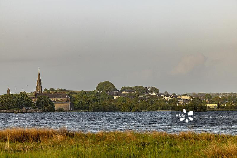 爱尔兰戈尔韦郡洛夫雷亚湖村庄全景，带教堂图片素材