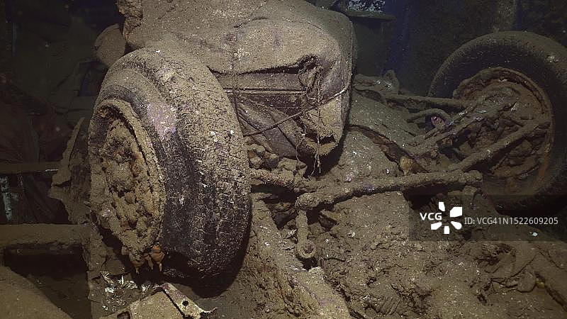 埃及萨法加，塞勒姆高速渡轮沉船内倾覆的汽车和其他货物图片素材