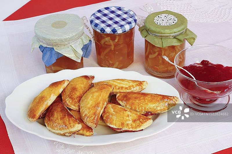 施瓦本美食：搭配Gsälz的克拉普夫，甜点，果酱甜甜圈，烘焙食品，橙子酱，草莓酱，甜面团，素食图片素材