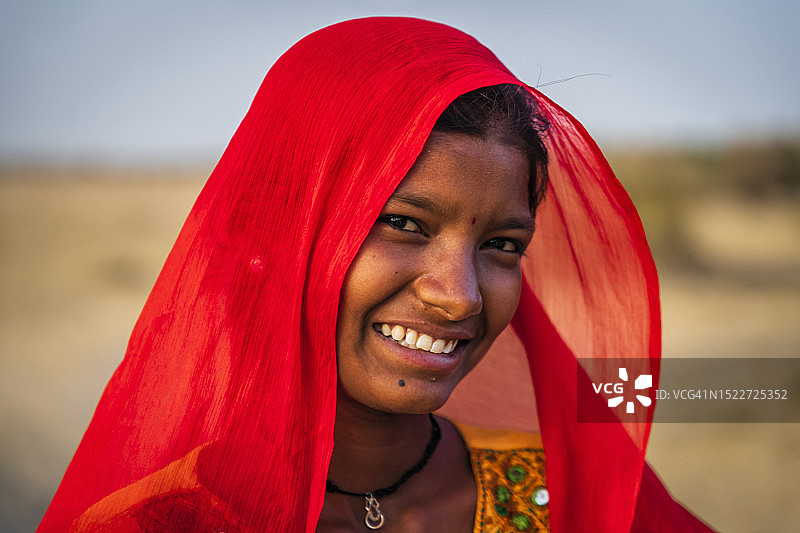 印度沙漠村庄里快乐的印度女孩图片素材
