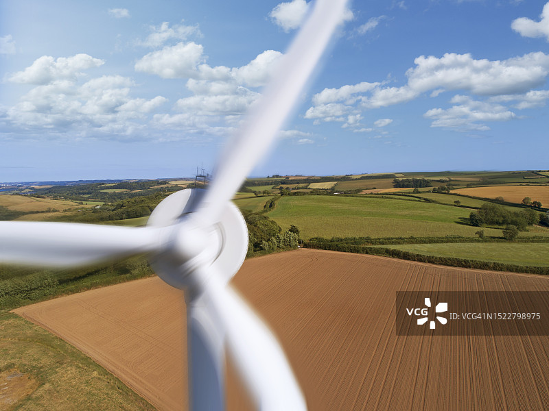 乡村田野中的风力涡轮机图片素材