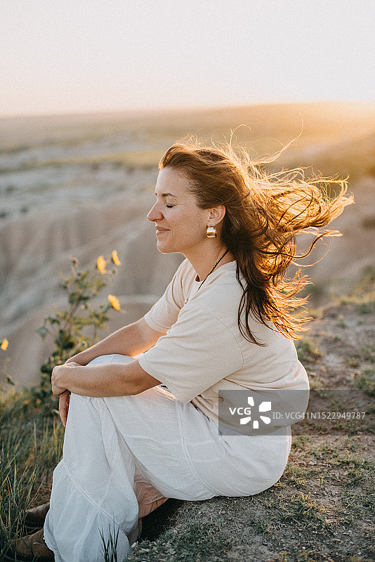 日落时闭着眼睛的快乐女人图片素材