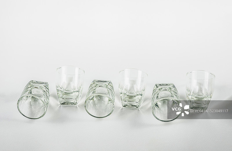 一排空玻璃杯俯视照片图片素材
