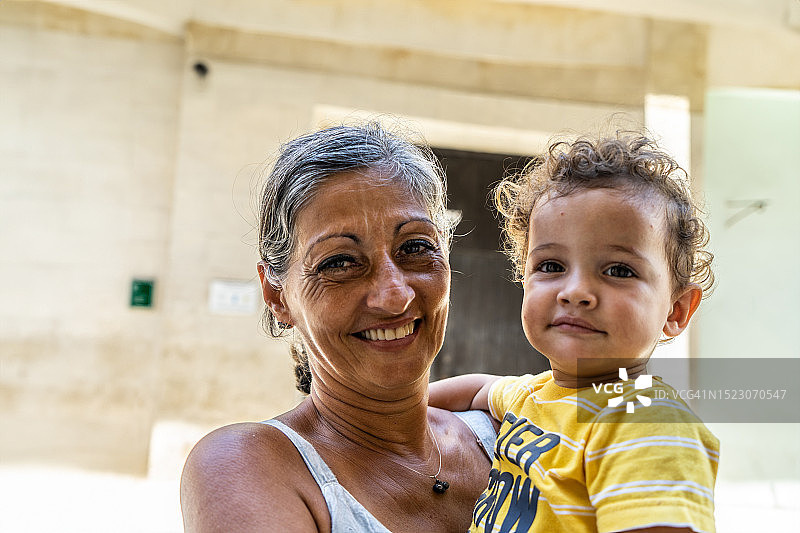祖母和孙子在户外的肖像图片素材