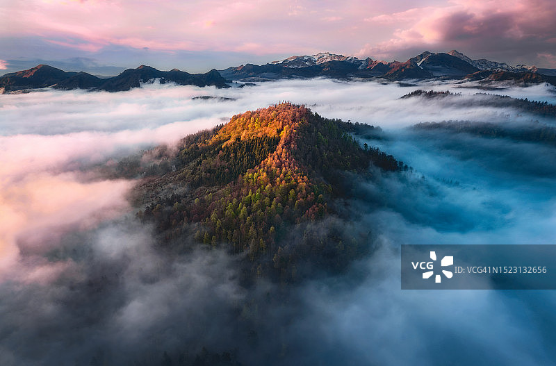 日落时分，阳光照耀下的山峰雾景航拍图片素材