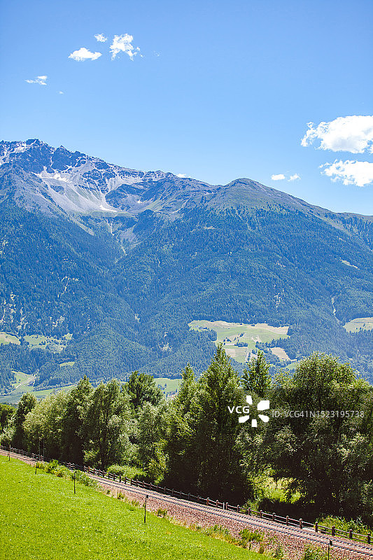 意大利阿尔卑斯山的铁路轨道图片素材