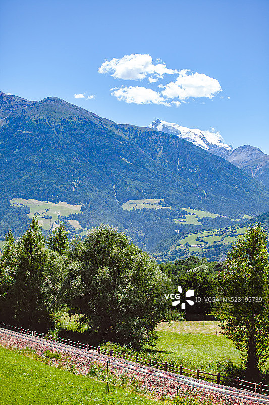 意大利阿尔卑斯山的铁路轨道图片素材